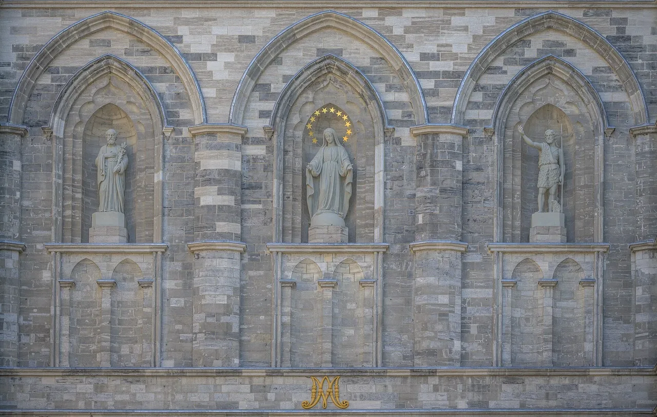 A documentary view of Catholic Montréal sacred architecture.