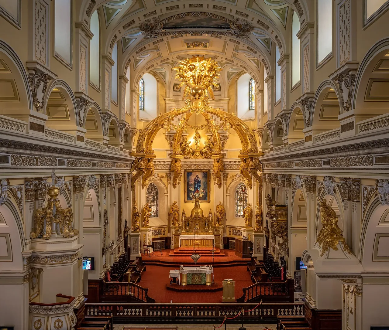 A documentary view of Catholic Québec City sacred architecture.