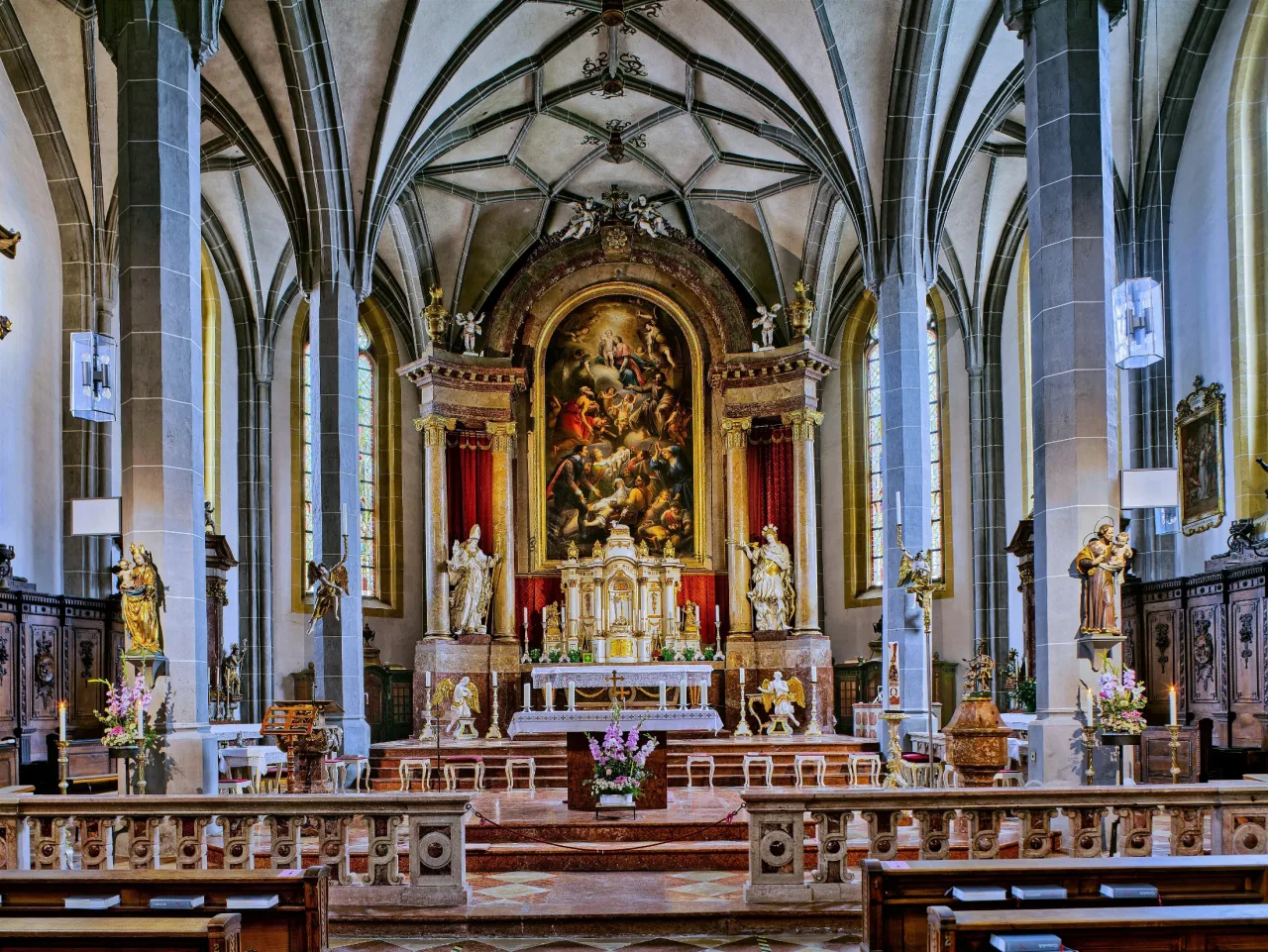 High altar and Gothic choir of the Collegiate Parish Church.