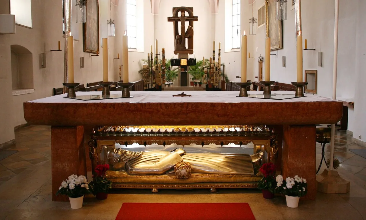 Earlier reliquary arrangement of Saint Conrad beneath the church altar.