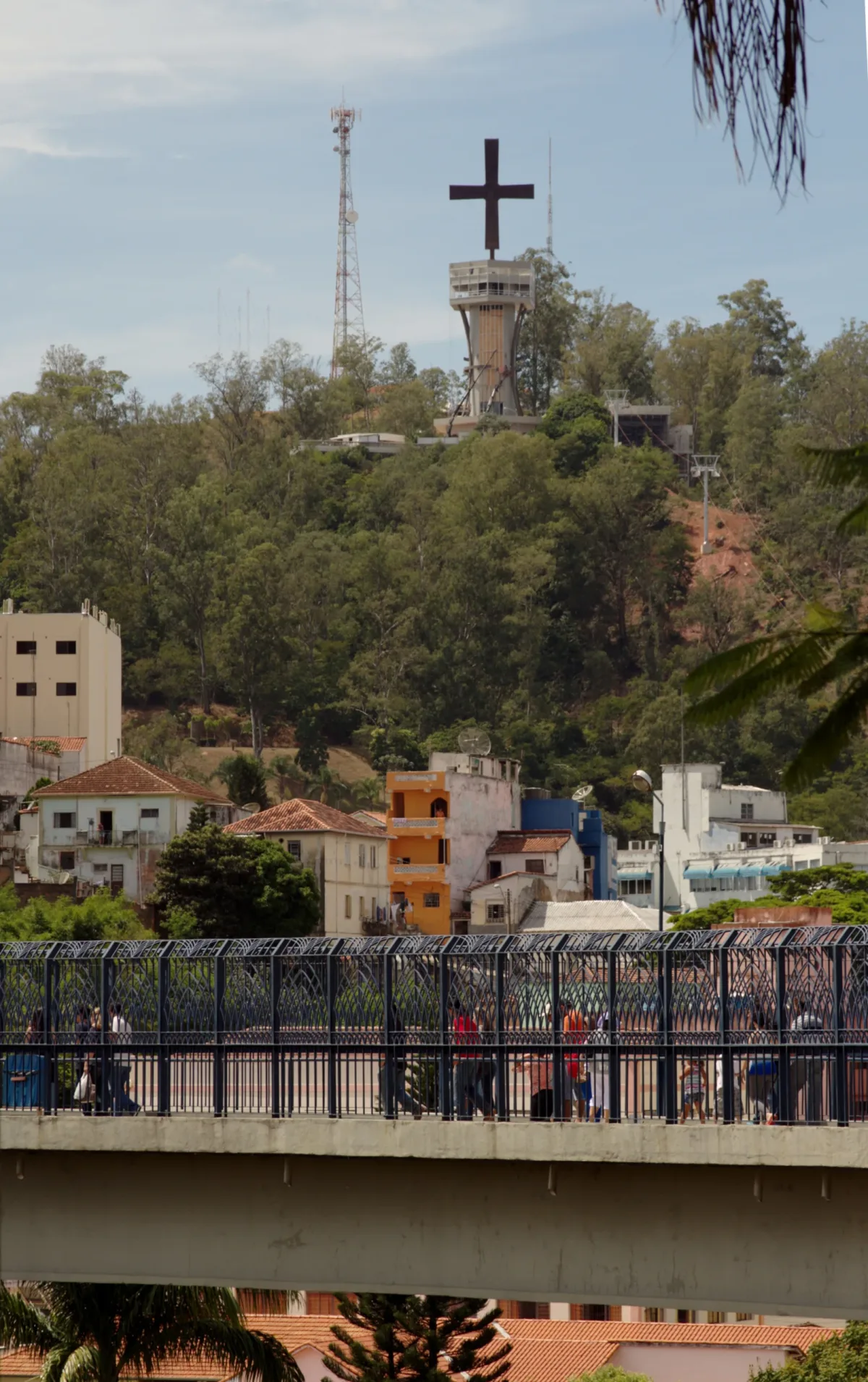 The cross on Morro do Cruzeiro above the town, with the Passarela in the foreground.