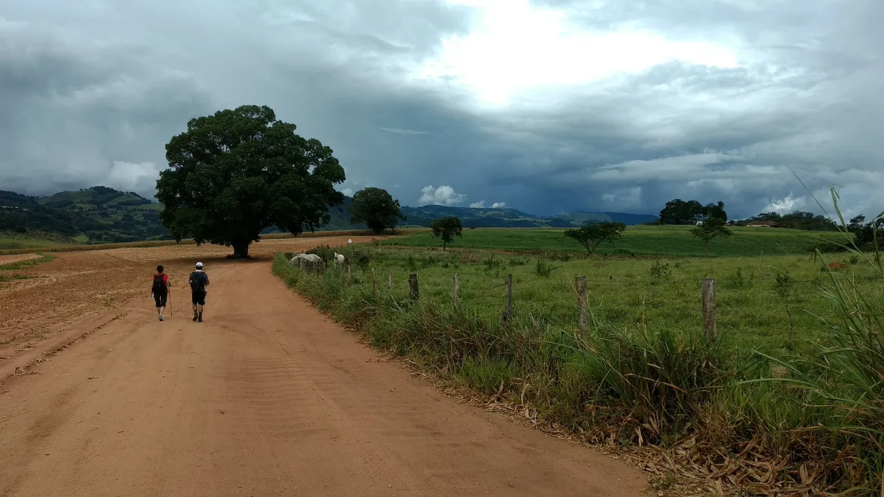 Two walkers on a dirt road between Vargem Grande do Sul and Águas da Prata.