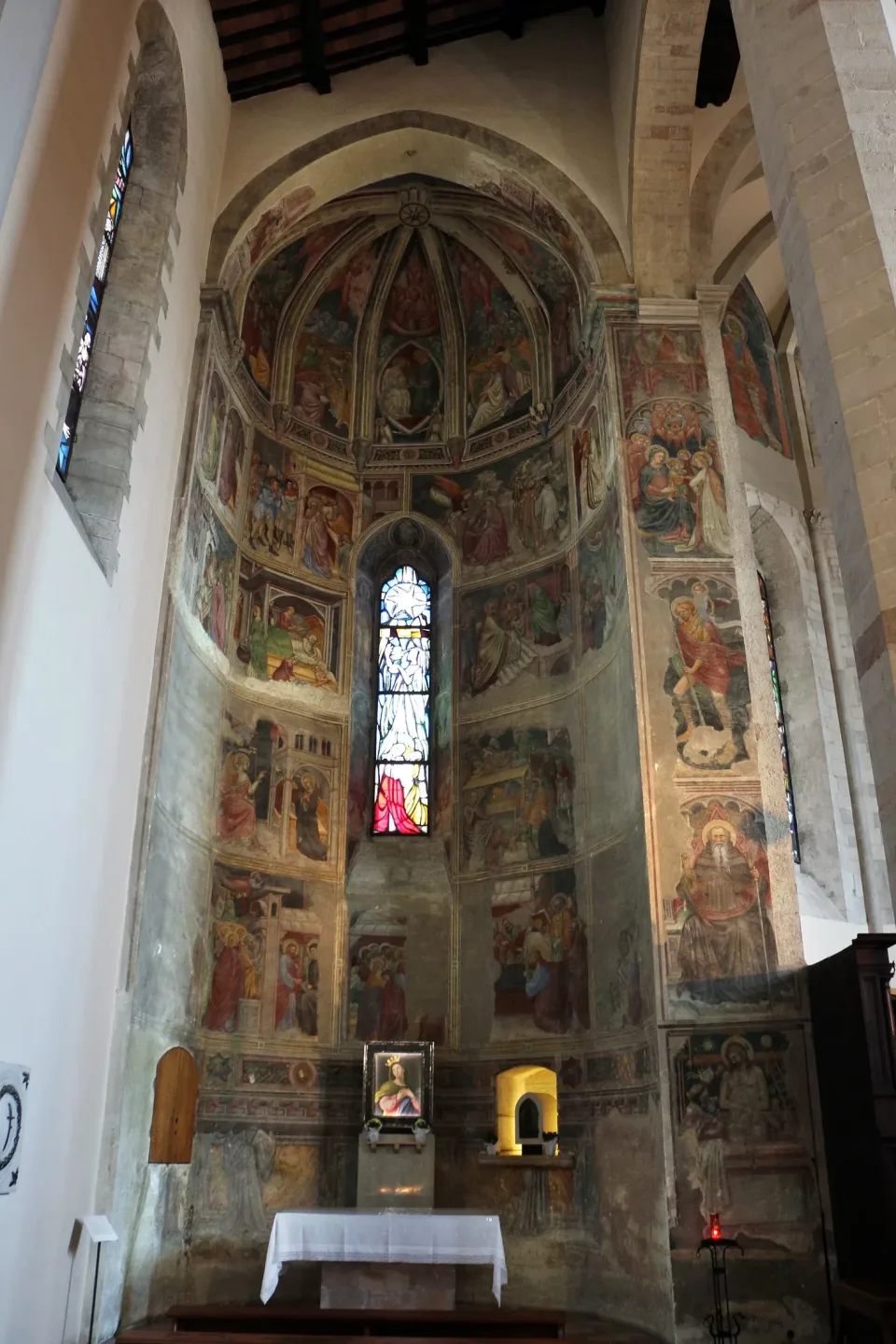 The left apse of San Francesco in Gubbio, painted from floor to vault with Ottaviano Nelli's scenes of the life of the Virgin.