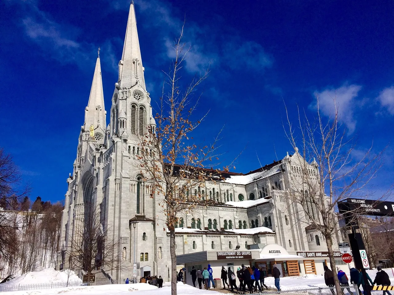 The present Basilica of Sainte-Anne-de-Beaupré seen from the forecourt.