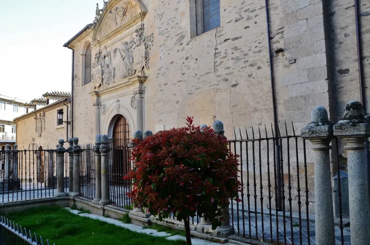 The church of the Convento de la Anunciacion at Alba de Tormes behind its railings.